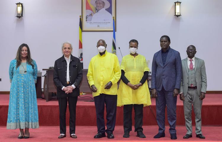 President Museveni hosts Pastor Benny Hinn